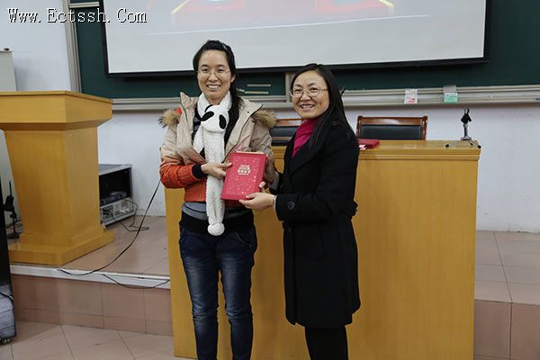 华东神学院举行2014学年奖学金颁发典礼 华东神学院举行2014学年奖学金颁发典礼
