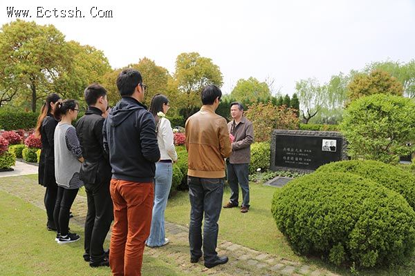 华东神学院师生为吴耀宗等教会前辈扫墓 华东神学院师生为吴耀宗等教会前辈扫墓